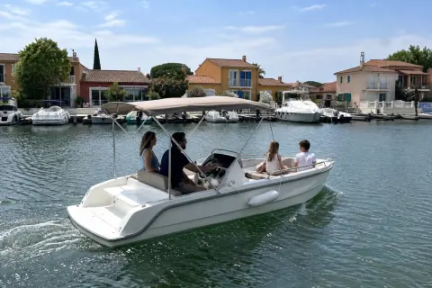 Les Petits Bateaux de la Lagune