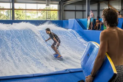 Wave Surf Café – vague de surf indoor