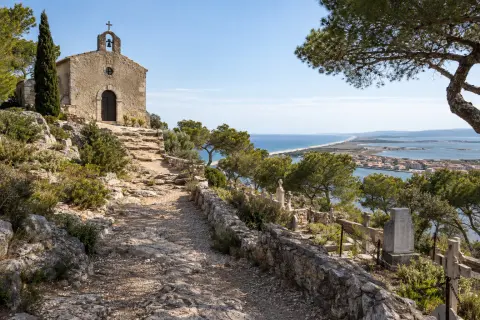 Chapelle Notre-Dame-des-Auzils et cimetière marin